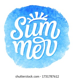 Verano. Palabra dibujada a mano con sol sobre fondo azul acuarela. Tipografía vectorial para camisetas, afiches, tarjetas, bolsas de té, etiquetas