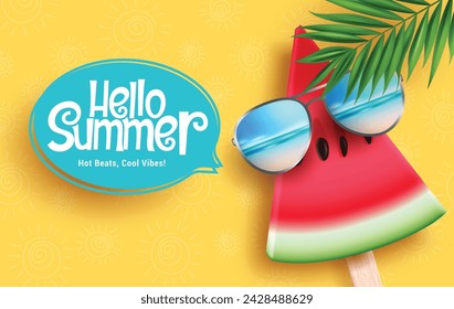 Diseño de vector de texto de saludo de verano. Hola saludo de verano en la burbuja del discurso con palo de paleta de sandía que lleva gafas de sol en fondo amarillo del modelo. Ilustración vectorial de saludo de verano