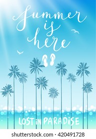 Summer é aqui poster com caligrafia manuscrita. Ilustração vetorial.