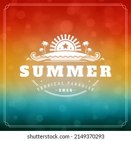 Diseño de etiquetas tipográficas de vacaciones de verano sobre fondo de papel texturado de color gris. Ilustración vectorial buena para afiches o volantes.