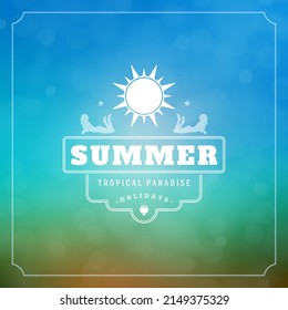 Diseño de etiquetas tipográficas de vacaciones de verano sobre fondo de papel texturado de color gris. Ilustración vectorial buena para afiches o volantes.