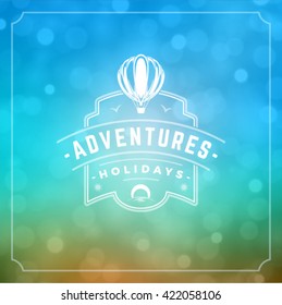 Diseño de etiquetas de tipografía de vacaciones de verano en el paisaje de verano y fondo del cielo. Ilustración vectorial buena para afiches o volantes.
