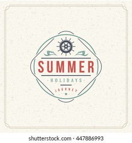 Diseño de etiquetas de tipografía de vacaciones de verano sobre fondo de papel texturado de color. Ilustración vectorial buena para afiches o tarjetas de felicitación.