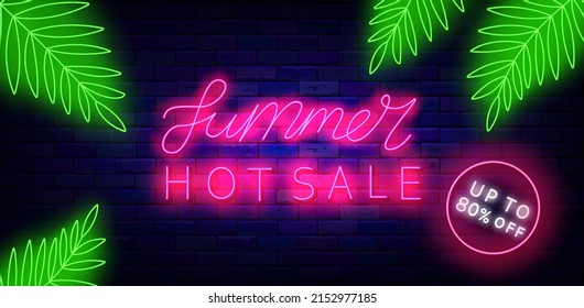 Sommer Hot Sale Neon-Schrift. Saisonflieger mit Palmenblättern. Seite mit Sonderangeboten. Tropische Werbung. Helle Werbung. Leuchtendes Effektbanner. Bearbeitbarer Strich. Vektorgrafik