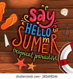 Ilustración de verano. Fondo de textura de madera. Letras de tipografía de verano. Starfish, Seashells, Flip Flops y Life Buoy.