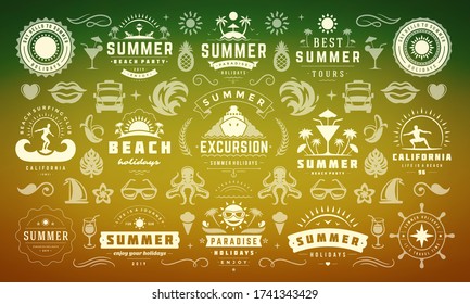 Sommerlabels und Badges gestalten Retrotypografie für Poster, Grußkarten und Banner. Sommerferien Icons und Design Elemente Sammlung.