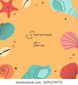 Moderner Sommerhintergrund mit handgezeichnet bunten Muscheln, Seestern und handgeschriebenem Text. Schönes Sommerurlaub-Poster. Vektorvorlagen für Karten, Banner, Einladung, Social-Media-Post.