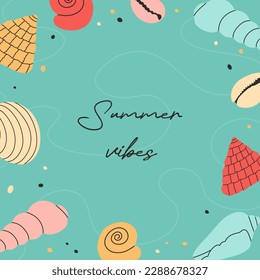 Tarjeta moderna de verano, fondo con conchas coloridas, pez estrella y texto escrito a mano. Hermoso afiche de las vacaciones de verano. Plantillas vectoriales para banner, invitación, publicación en medios sociales.
