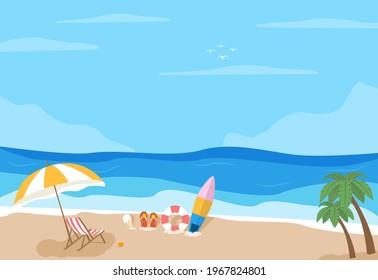 Sommer auf dem Strandkonzept, Hintergrund mit Regenschirmen, Liegestühle, Schwimmring, Surfbrett, Eis, Hausschuhe, Orangensaft, Kokospalmen und Meer. Aussicht auf den Sommerstrand in flacher Form.