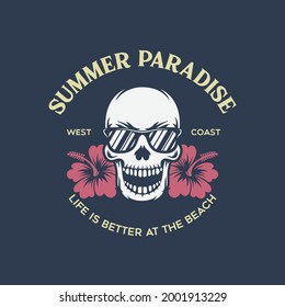 Paraíso de verano, cráneo lujoso con gafas de sol con estampado de camisetas de hibisco. Diseño de afiches, imprimir sobre el tema del verano. Ilustración vectorial.