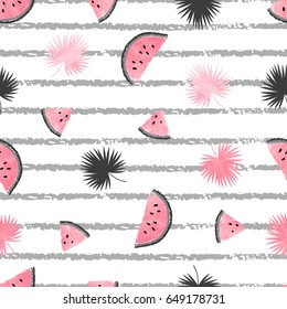 Sommermuster mit rosafarbenen und schwarzen Wassermelonen und Palmenblättern. Vektornahtloser tropischer Hintergrund.