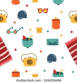Patrón de verano con gafas de sol, una vela, un lavabo, una vela, una toalla de playa, una bebida, fruta. Colorida ilustración vectorial en estilo boceto. Brillante ilustración para el diseño infantil. ilustración vectorial simple