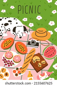 Tarjeta de picnic de verano. Postal con manta sobre hierba, comida, frutas, cámara y perro relajándose al aire libre. Afiche de vacaciones vertical con limonadas, sandía, aperitivos. Ilustración vectorial plana de color