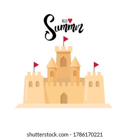 Postal de verano. Inscripción caligráfica Hola verano. Castillo de arena. Diseño de caricaturas. Ilustración de material vectorial. Aislado sobre un fondo blanco.