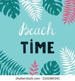 Una postal de verano con la frase escrita a mano Hora de la playa. Hojas hechas a mano de monstera, palmeras. Ilustración brillante del vector