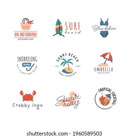 Diseño de logotipo de verano prefabricado con dibujos de iconos. Plantillas de tipo logotipo con varios elementos de playa - surf, bikini, máscara de buceo, cangrejo, anillo de natación flamingo, cóctel, palmera y paraguas. Dibujo de vectores