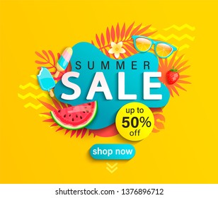 Summer Sale banner, varm sesong rabatt plakat med tropiske blader, iskrem, vannmelon, jordbær og solbriller. Invitasjon til shopping med 50 prosent av. spesialtilbud kort, mal for design.