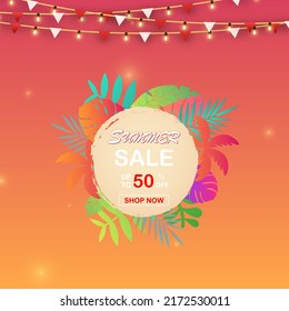 Pancarta de venta de verano, afiche de descuento de temporada caliente con fiesta de la bandera y hojas tropicales ligeras, palmeras y hojas de palma. Invitación a comprar con 50 por ciento de descuento. plantilla de tarjeta de oferta especial