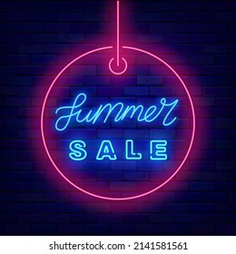 Summer sale neon sign in circle label. Season discount concept. Marketing advertising. Night bright signboard. Glowing effect banner. Editable stroke. Vector stock illustration