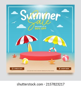 Oferta de verano promo plantilla de banner cuadrado estacional bajo la luz del sol con la presentación de productos en fondo de ilustración de playa