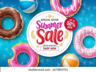  Diseño de banner vectorial de venta de verano. Venta de verano tipografía de descuento en espacio de círculo blanco para texto con flotadores de playa en el diseño de los donuts y elementos de bola de playa en el fondo de la piscina. Vector