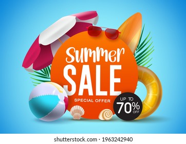 Plantilla de banner vectorial de venta de verano. Oferta especial de verano de texto con hasta un 70% de elementos fuera de la playa como bola de playa, flotador y gafas de sol para descuento de promoción de vacaciones. Ilustración del vector