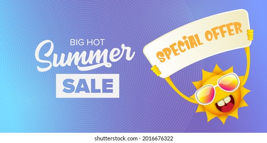 etiqueta vectorial de venta de verano o banner web horizontal. verano feliz personaje de sol sujetando el cartel o la pancarta con oferta especial texto de venta aislado en el fondo horizontal del cielo violeta. Cartel de venta de verano