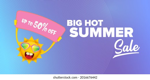 etiqueta vectorial de venta de verano o banner web horizontal. verano feliz personaje de sol sujetando el cartel o la pancarta con oferta especial texto de venta aislado en el fondo horizontal del cielo violeta. Cartel de venta de verano
