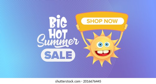 etiqueta vectorial de venta de verano o banner web horizontal. verano feliz personaje de sol sujetando el cartel o la pancarta con oferta especial texto de venta aislado en el fondo horizontal del cielo violeta. Cartel de venta de verano