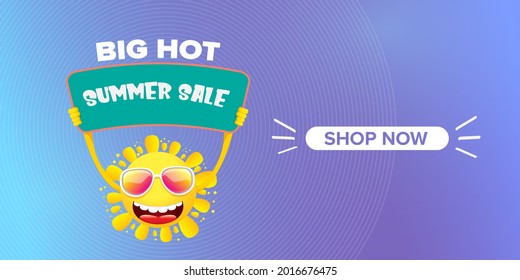 etiqueta vectorial de venta de verano o banner web horizontal. verano feliz personaje de sol sujetando el cartel o la pancarta con oferta especial texto de venta aislado en el fondo horizontal del cielo violeta. Cartel de venta de verano