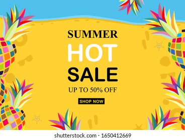 Venta de verano,Diseño para promociones con piñas sobre fondo de playa.