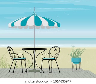 Sommerszene Bistro Tisch und Pagoda Patio Regenschirm an einem schönen Tag am Strand. Boardwalk, Sand und Meer mit Vogelscheuche. Leicht bearbeitete Dateien.