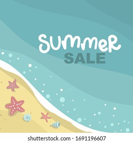 mar de verano con fondo de olas, pez estrella y moluscos, playa de arena amarilla, plantilla de diseño vectorial, ilustración de letras 