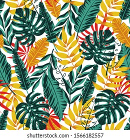 Patrón veraniego sin fisuras con hojas y plantas tropicales sobre un fondo claro. Texturas dibujadas a mano. Floral sin fisuras de fondo tropical vectorial con hojas exóticas, hoja de selva.
