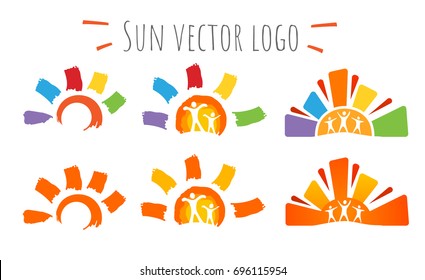 Conjunto de verano de cálidos iconos de sol multicolor dibujados a mano. Ilustración vectorial aislada en fondo blanco.