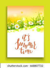 Modelo de verão ou primavera para design banner, bilhete, folheto, cartão, cartaz e assim por diante. Cenário de grama verde e flores.