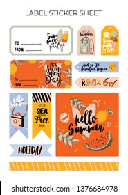 Etiquetas engomadas del verano, etiqueta y etiqueta del regalo con los Elementos y las letras lindos de las vacaciones. Estilo de moda dibujado a mano. Vector. Bueno para invitaciones, Anuncios, Web, carteles, pegatinas, papelería, tarjetas y volantes
