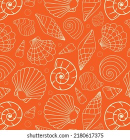 Cartel de verano. Colección de conchas marinas dibujadas a mano. Ilustración marina de las conchas oceánicas. Las tumbonas están colocadas sobre un fondo naranja.