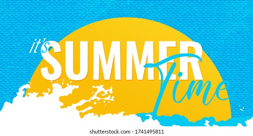 Es la pancarta del verano, afiche, diseño de volante con sol amarillo sobre fondo azul. Patrón de olas oceánicas en azul y amarillo. Ilustración vectorial.