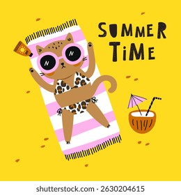Cartão de hora de verão com gato bonito em fundos amarelos. Iluminações vetoriais 