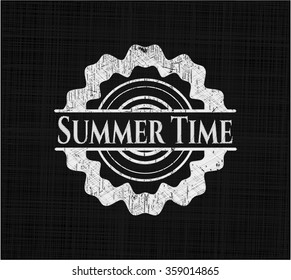 Emblema de pizarra de verano escrito en una pizarra