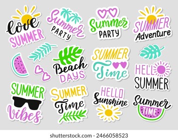 Tiempo de verano, Hola, amor, fiesta, vibraciones, aventura, sol, días de playa letra de mano etiqueta engomada. Frases decorativas escritas a mano. EPS 10 Ilustración vectorial aislada para impresiones, diseños de corte