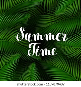 Cartel de letras de la hora de verano. Ilustración vectorial de moda realista. Escritura a mano de texto en hojas de palma exótica tropical de fondo de la selva. Plantilla de diseño de póster y volante