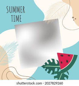 Sommerzeitplakat oder Vorlagendesign mit Wassermelonscheibe, Blättern und Kopienraum auf abstraktem Hintergrund.