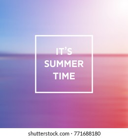 Es texto de verano sobre fondo borroso - ilustración abstracta colorida del vector