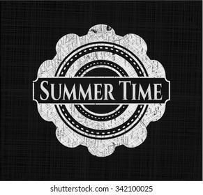 Sommerzeit mit Chalkboard-Textur geschrieben