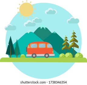 Viaje de verano. Paisaje, bus, bosque y montañas en el fondo. Las aventuras en la naturaleza, el esparcimiento y el turismo ilustran los vectores.