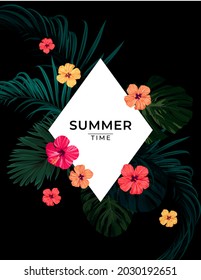 Tropisches Sommerdesign für Banner oder Flyer mit dunkelgrünen Palmenblättern und Hibiskusblumen.