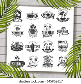Colección de diseño de tipografía de verano - Un conjunto de dieciséis diseños de verano de estilo vintage sobre fondo de madera con hojas de palma