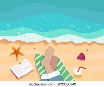 Vacaciones de verano. Vista de la playa desde arriba con los pies de la persona, libro, bebida fría, alfombra, concha de mar, pez estrella, arena y olas de mar. Ilustración vectorial de verano plana